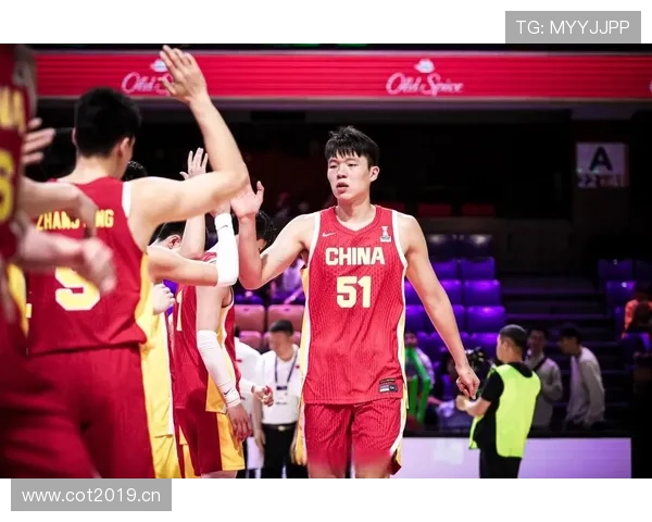 杨瀚森比赛里一本正经，私服照像在参加富豪派对，我看着都不好意思